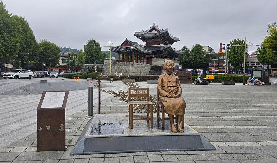 Qué ver en Jeonju: Puerta Pungnammun y Estatua de la Paz
