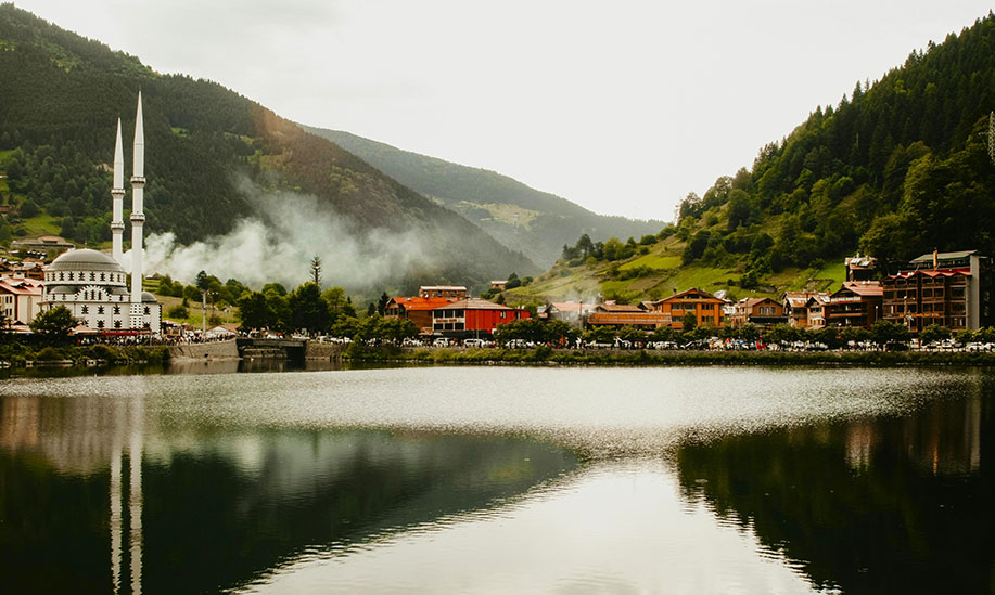 Mezquita y casas en los alpes turcos - Qué ver en Turquía