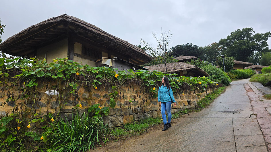 Paseando en una de las calles de Yangdong junto a las casas tradicionales - Cómo visitar la Aldea Tradicional de Yangdong