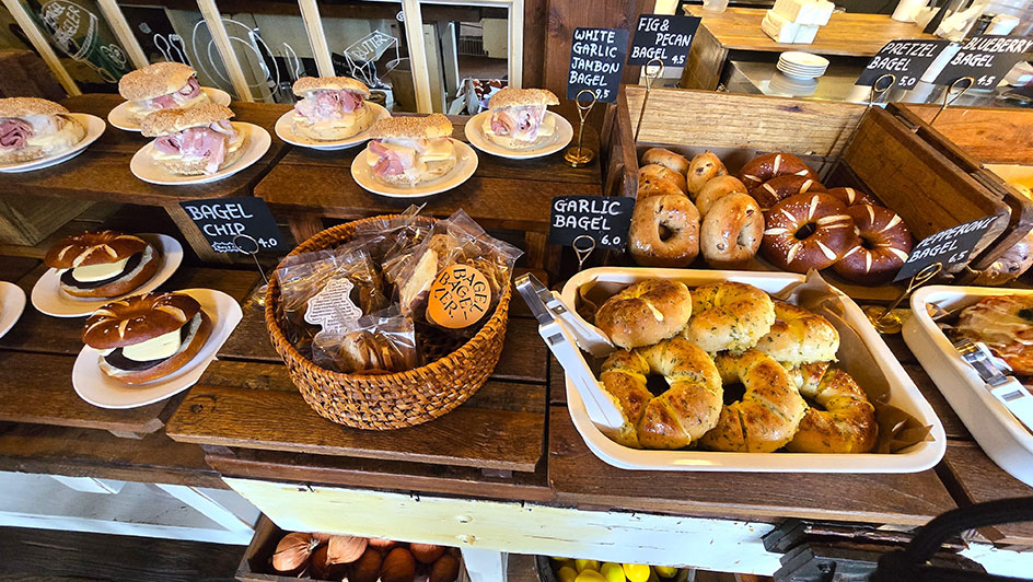 Mesa llena de bagels - Dónde comer en Gyeongju