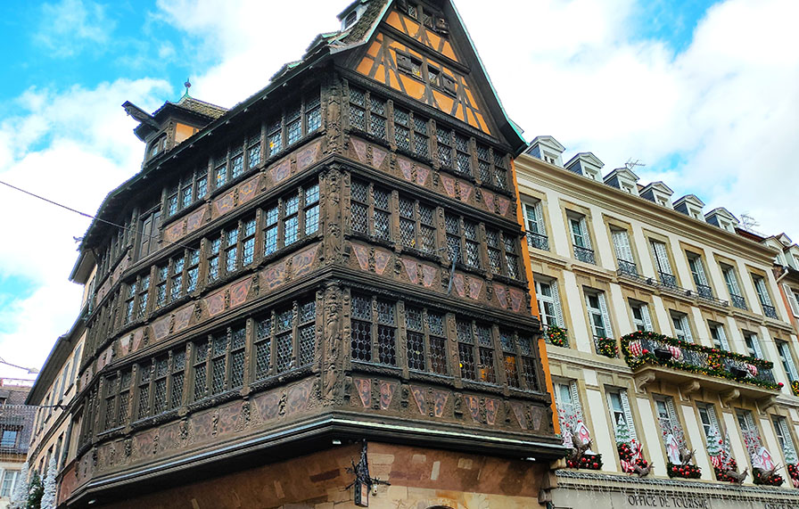 Fachada de tono oscuro y construida en madera y piedra - Qué ver en Estrasburgo