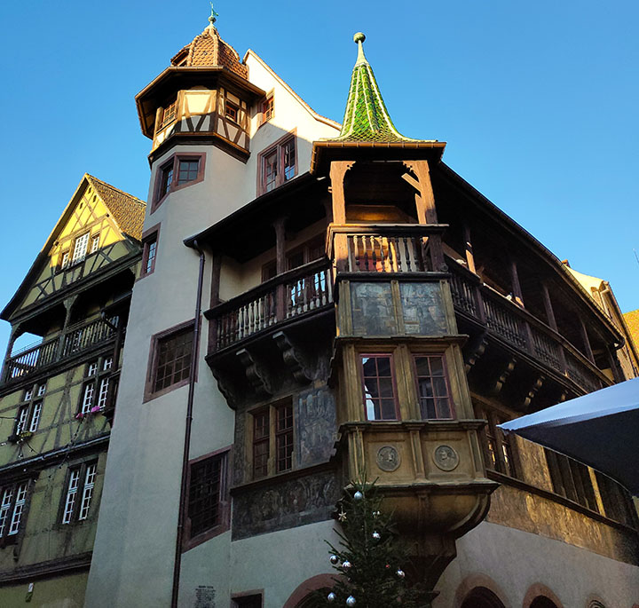 Casa con balcones de madera haciendo esquina - Qué ver en Colmar