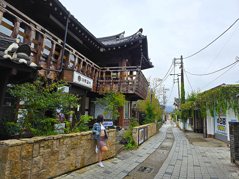 Apoyada juntoa  unhanok de madera - Qué ver en Gyeongju