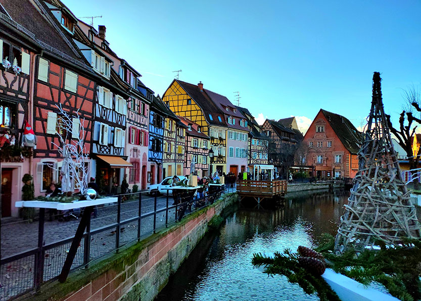 Calles de colores y entramado de madera junto a un canal en Colmar, uno de los pueblos más bonitos de Alsacia