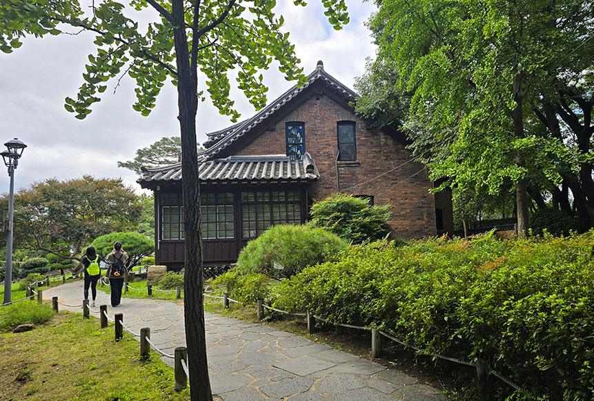 Casa de ladrillo entre la vegetación en Dongsan Cheongna Hill - Qué ver en Daegu