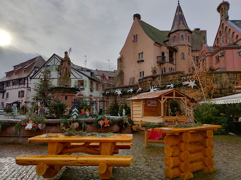 La coqueta plaza de Eguisheim decorada en Navidad - Los pueblos más bonitos de Alsacia