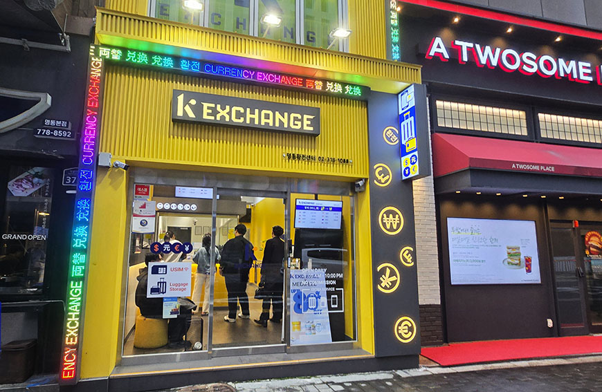K Exchange con fachada blanca y paneles coloridos - Preparativos para viajar por libre en Seúl