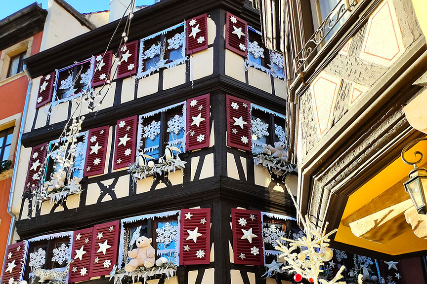 Decoración navideña con osos y estrellas en la fachada - Los pueblos más bonitos de Alsacia