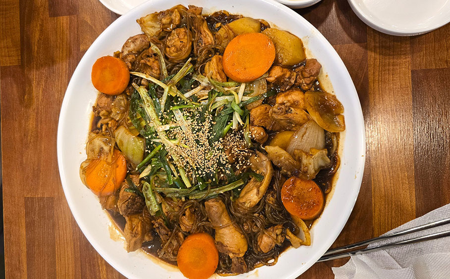 Plato con estofado de pollo acompañado de verduras y patatas - Qué comer en Corea del Sur