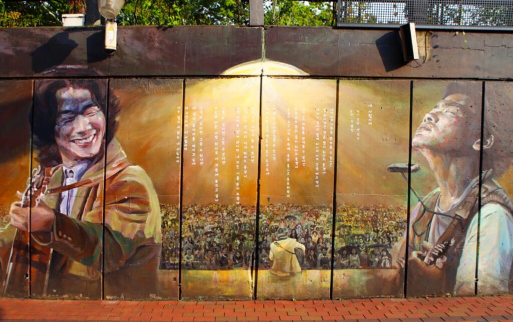 Mural del músico Kim Kwang en Kim Kwang - Seok Street, una de las mejores calles que ver en Daegu
