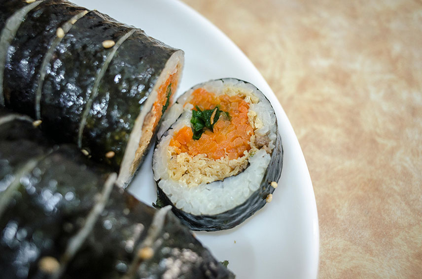 Kimbap troceado - Qué comer en Corea del Sur