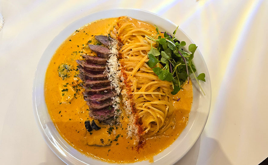 plato de pasta con carne y salsa rosa - Dónde comer en Gyeongju