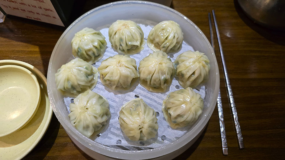 Qué comer en Corea del Sur: Mandu en un bol con palillos a la derecha