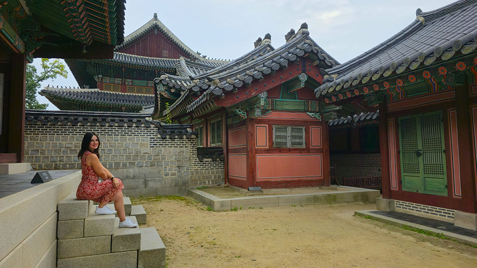 Sentada en unas escaleras del Palacio Changdeokgung en Seúl gratis durante el Chuseok