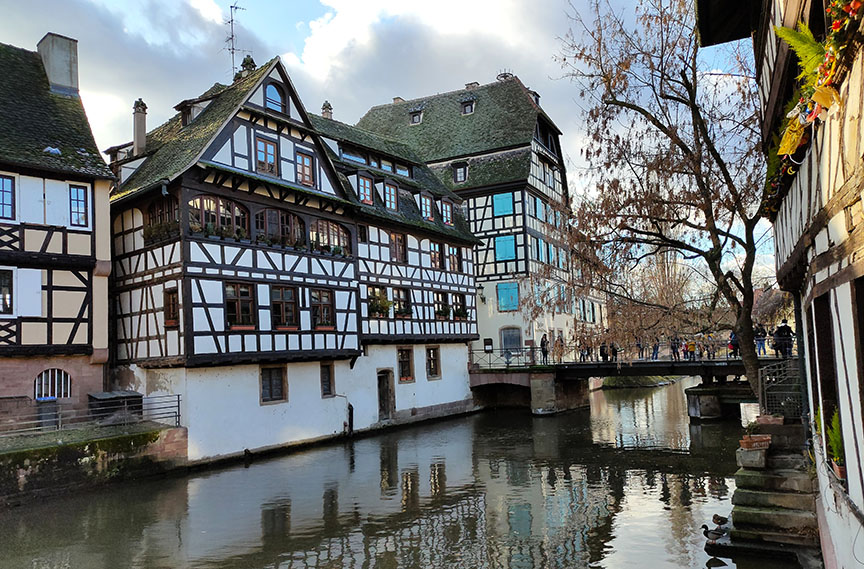 Casas de entramado de madera a la izquierda y canal - qué ver en Estrasburgo