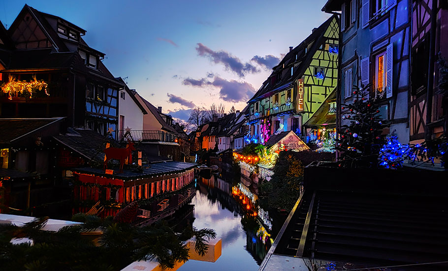 Cass iluminadas con el canal en medio - Qué ver en Colmar