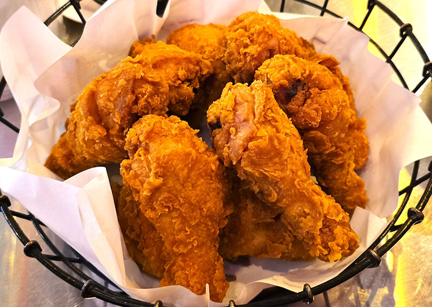 cesta de pollo frito, un imprescindible que comer en Corea del Sur