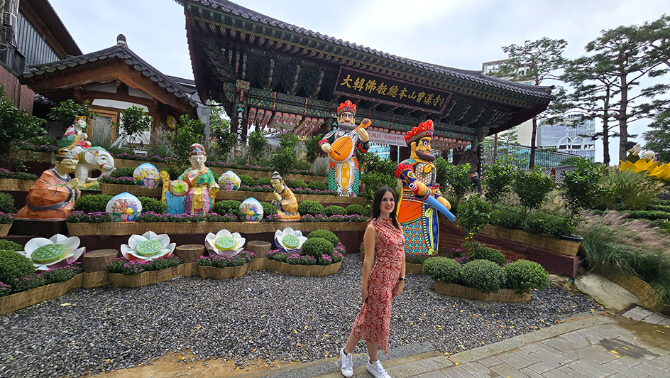 Frente a la decoración de uno de los templos de Seúl - Preparativos para viajar a Corea del Sur por libre