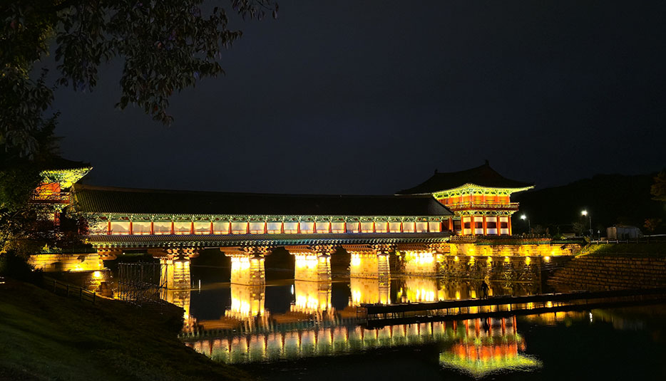 El Puente Woljeonggyo iluminado - Qué ver en Gyeongju