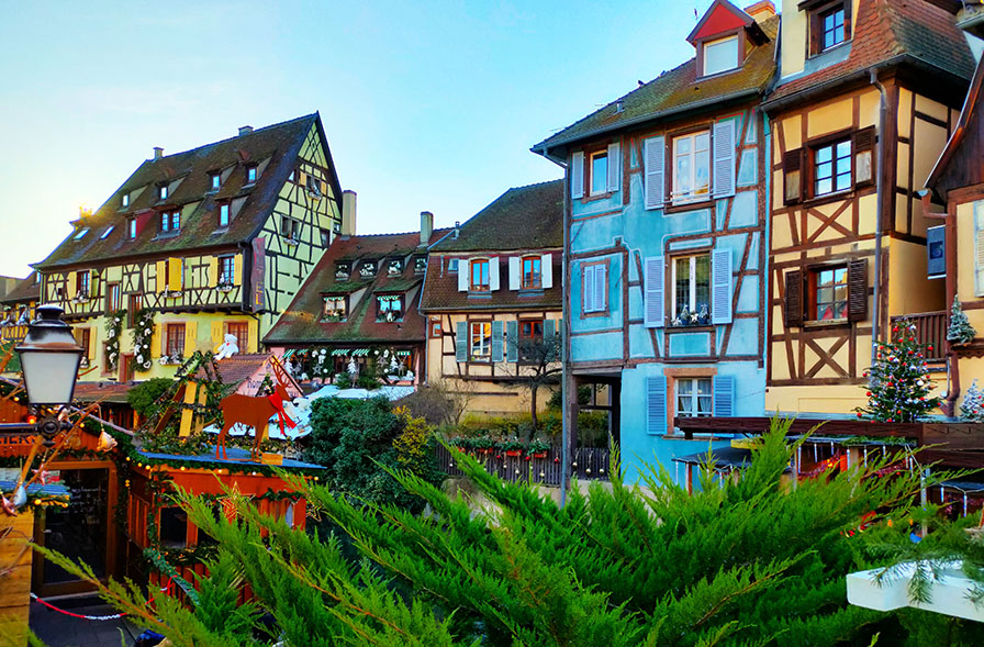 Casas de colores y entramado de madera con decoración navideña - Qué ver en Francia