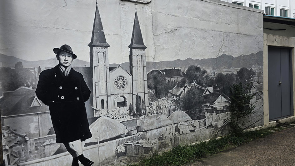 Mural en blanco y negro de un coreano trajeado a la izquierda y una iglesia a su lado - Qué ver en Daegu