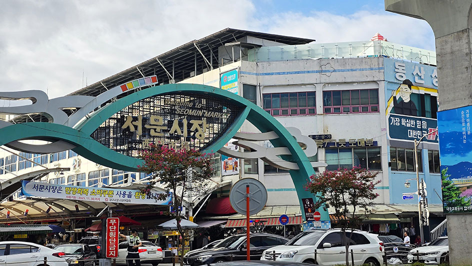 Entrada del Seomun Market con el tráfico frente a ella - Qué ver en Daegu