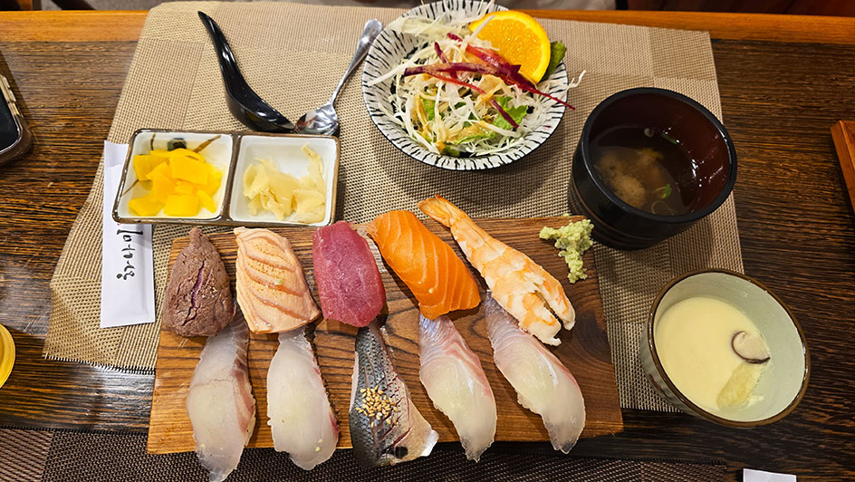 tabla de sushi con acompañamientos - Dónde comer en Gyeongju