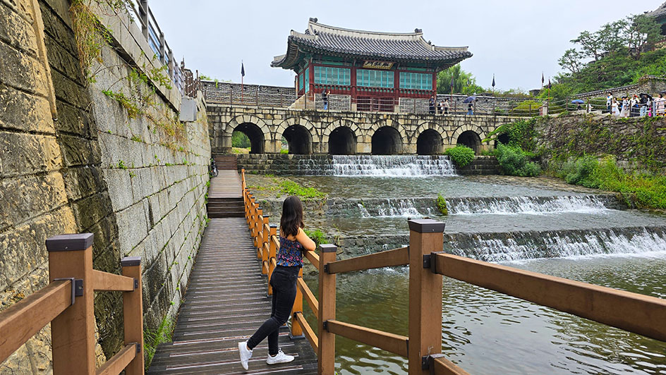 Puerta de las muralals del suwon frente a la cascada. Yo apollada en la barandilla del camino de madera en el lado izquierdo de la foto - Suwon en Chuseok