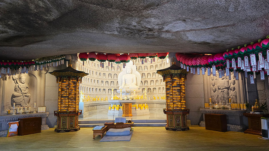 Interior del Templo Gyejoam en el Parque Nacional Seoraksan