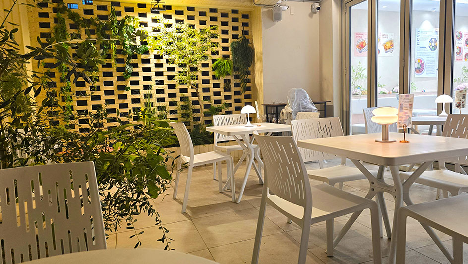 Terraza con sillas y mesas blancas en el Restaurante Yeonhwa dupbab - Fusion Korean Rice Bowl - Dónde comer en Busan