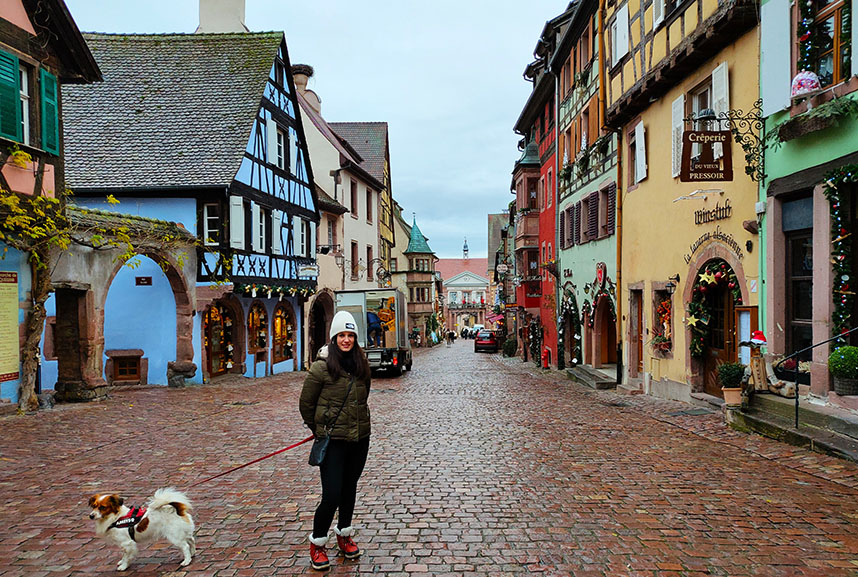 En medio de la Rue du Général de Gaulle en Riquewihr - Ruta por Alsacia