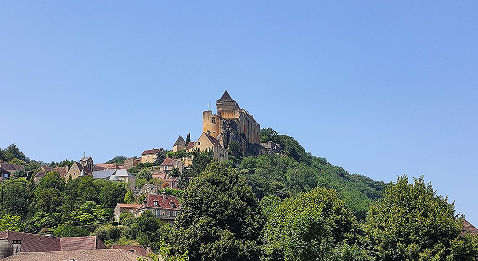 Castillo sobre un pueblo con casas de piedra y mucha vegetación - Los pueblos más bonitos del Périgord Negro (Périgord Noir)