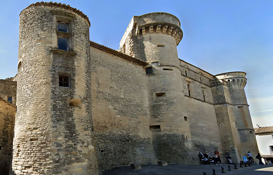 Fortaleza de piedra con torres - Qué ver en Gordes