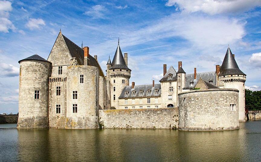 Castillo en medio de un lago - Qué ver en Francia