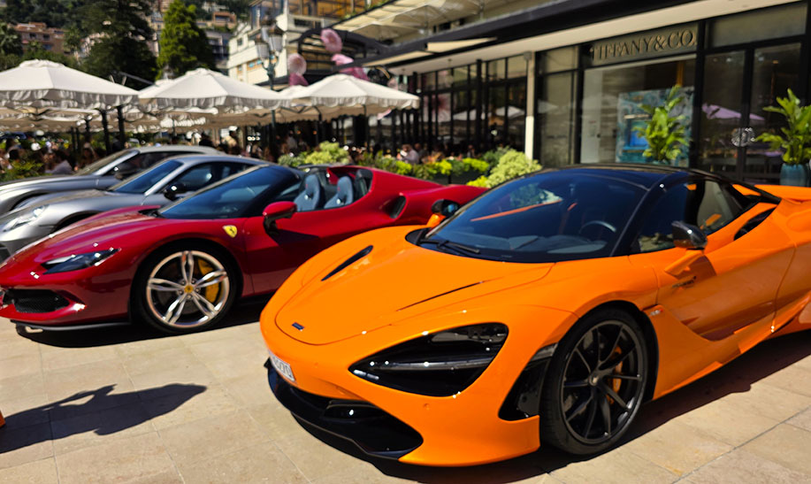 Coches deportivos de color naranja y granate - Qué ver en Mónaco