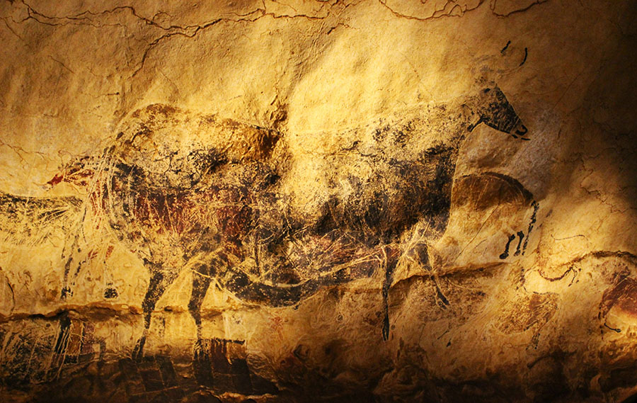 pintura rupestre de un animal en la Cueva de Lascaux, uno de los lugares más interesantes que ver durante una ruta por el Périgord Negro en 4 días