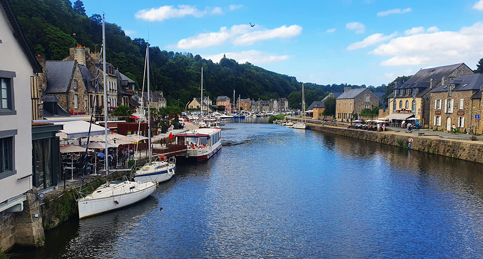 Puerto de Dinan con casas de piedra a cada lado - Los pueblos más bonitos de la Bretaña Francesa