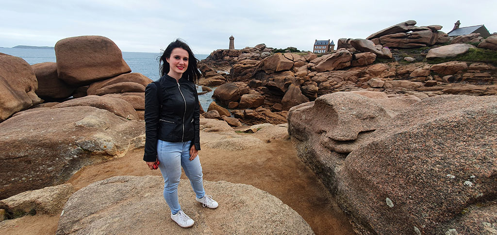 Entre rocas con un faro y una mansión al fondo - Cómo visitar la Costa del Granito Rosa (Bretaña Francesa)