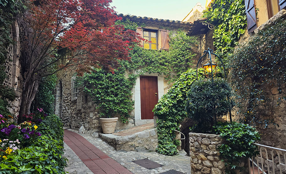 Casa de piedra llena de enredaderas - Qué ver en Èze