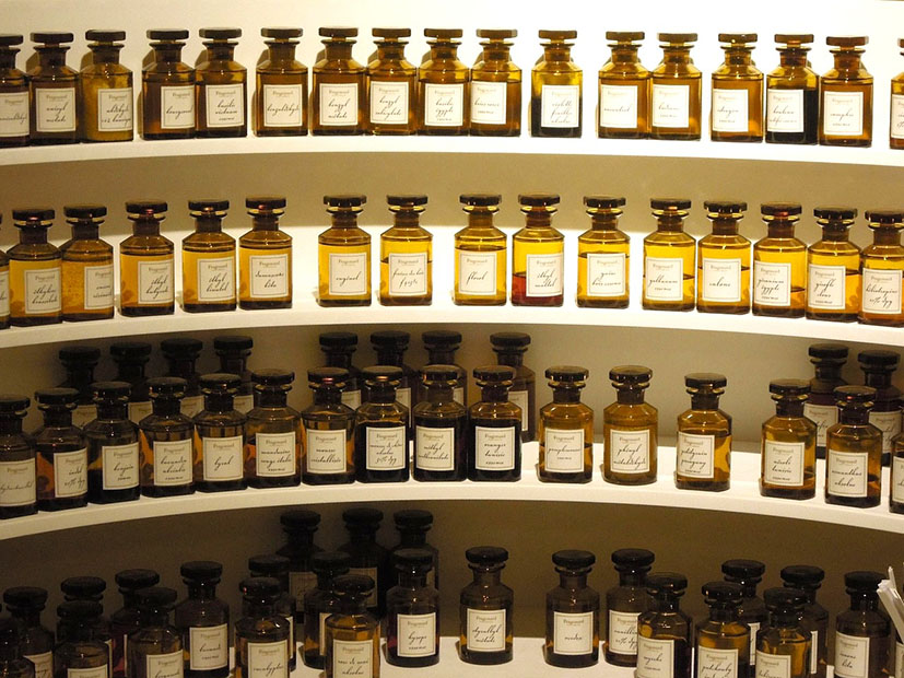 Muchos perfumes en baldas - Qué ver en Èze