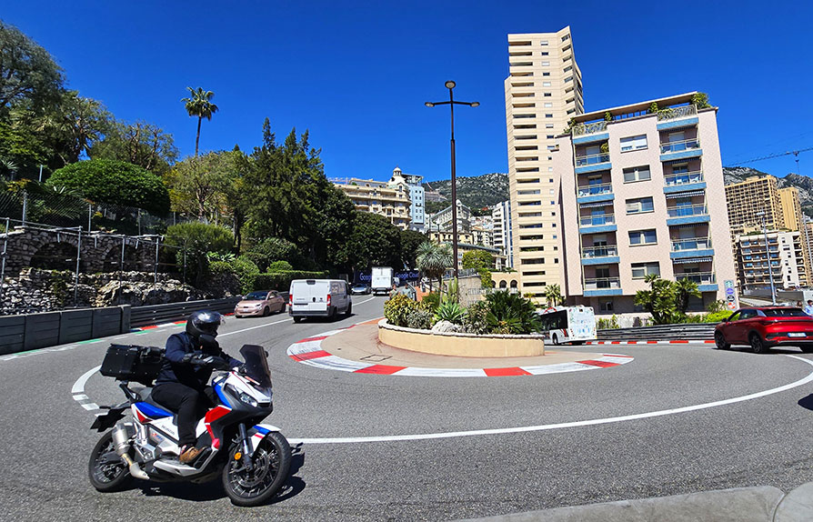 Una moto en la Curva del Fairmont - Qué ver en Mónaco