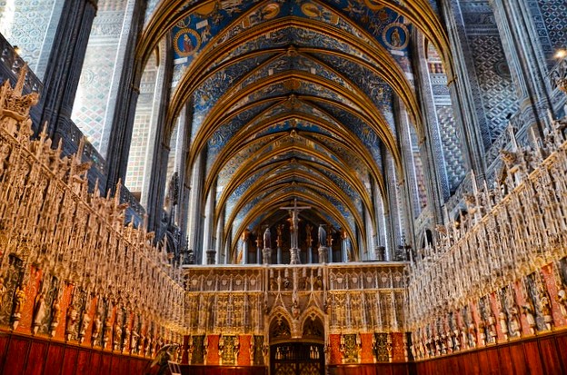 Interior de una iglesia con techos en azul y dorado - Qué ver en Albi
