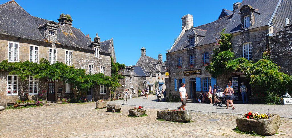 Fachadas de piedra con ventanales azules - Los pueblos más bonitos de la Bretaña Francesa