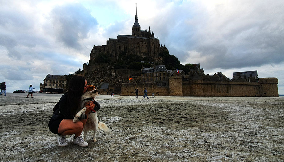 Besando a mi perro frente al Mont Saint Michel - Cómo visitar el Mont Saint-Michel