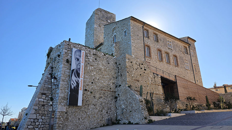 Castillo de piedra con el letrero del Museo de Picasso - Qué ver en Antibes