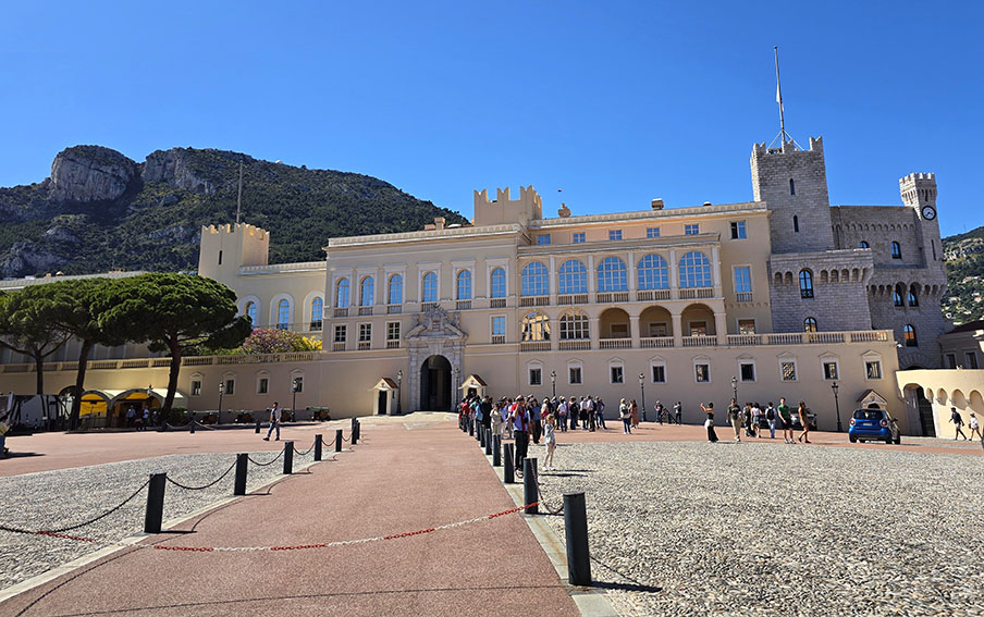 Palacio de tono beige con una forma de castillo a la derecha con una esplanada al frente de la foto - Qué ver en Mónaco