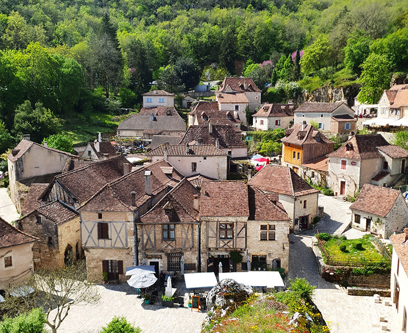 Conjunto de casas de piedra y entramado de madera en uno de los pueblos más bonitos de Midi-Pyrénées