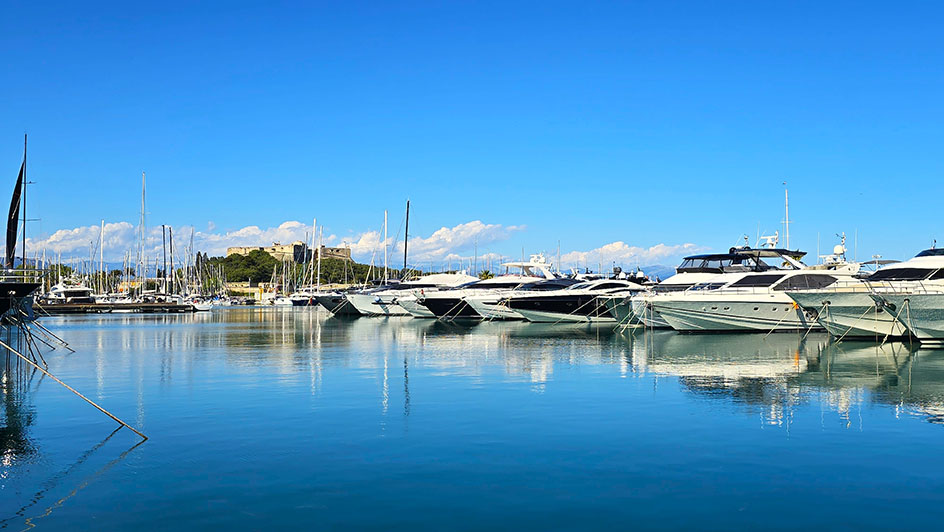 yates en el puerto con una fortaleza al fondo - Qué ver en Antibes