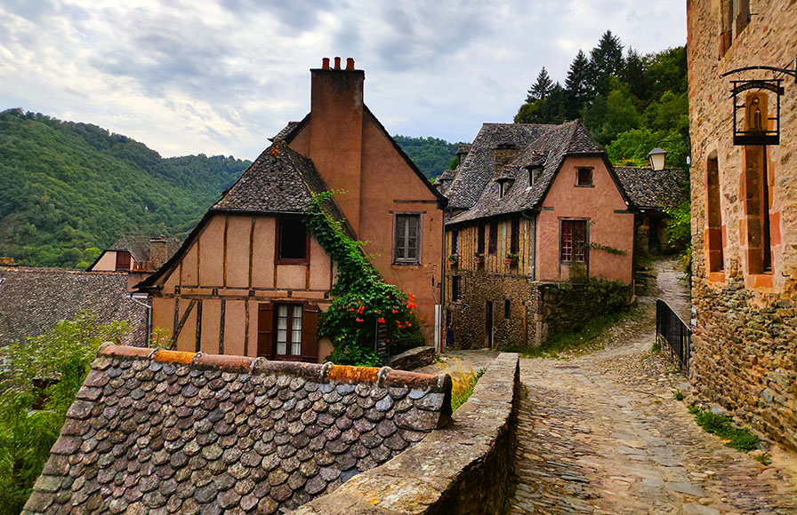 Casas de terracota con camino empedrado y tejados de pizarra - Qué ver en Francia