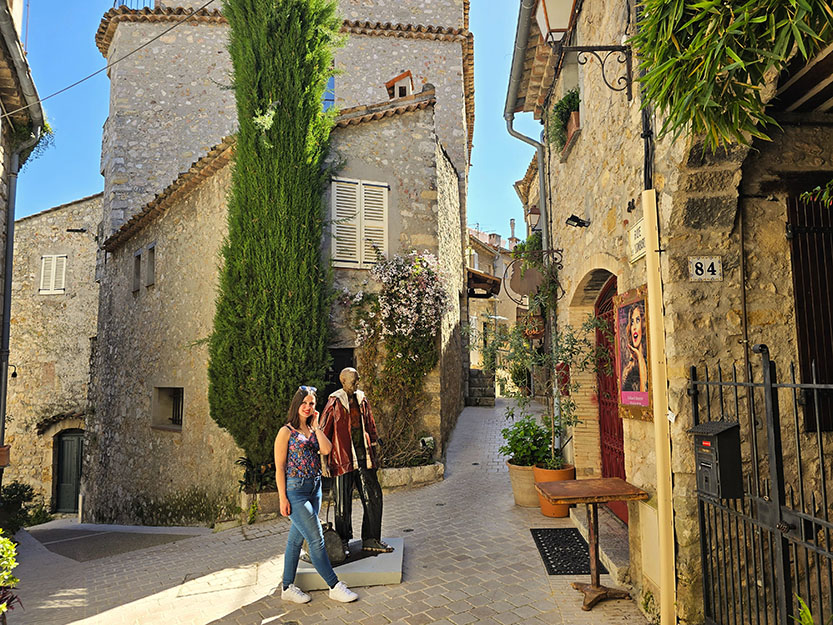 Junto a una escultura en el rincón más fotogénico que ver en Mougins